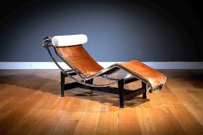 A VINTAGE LC4 CHAIR,BY LE CORBUSIER, PIERRE JEANNERET & CHARLOTTE PERRIAND, at deVeres Auctions