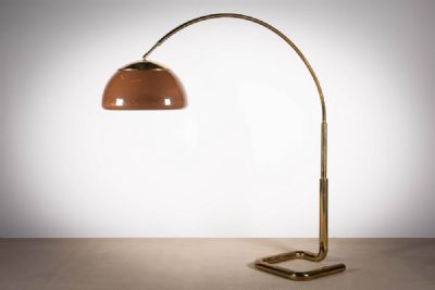 A TUBULAR BRASS ADJUSTABLE ARC LAMP at deVeres Auctions