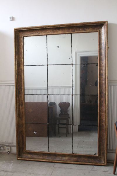 A LARGE GILT COMPARTMENTED MIRROR at deVeres Auctions