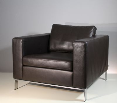 A FOSTER 500 LEATHER CLUB CHAIR, by KNOLL  at deVeres Auctions