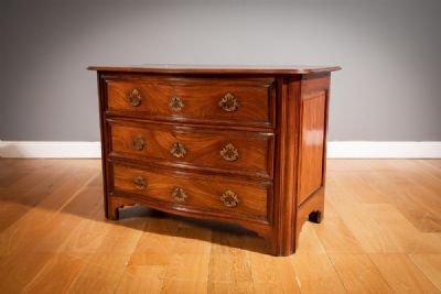 A MAHOGANY SERPENTINE SHAPED CHEST OF DRAWERS at deVeres Auctions