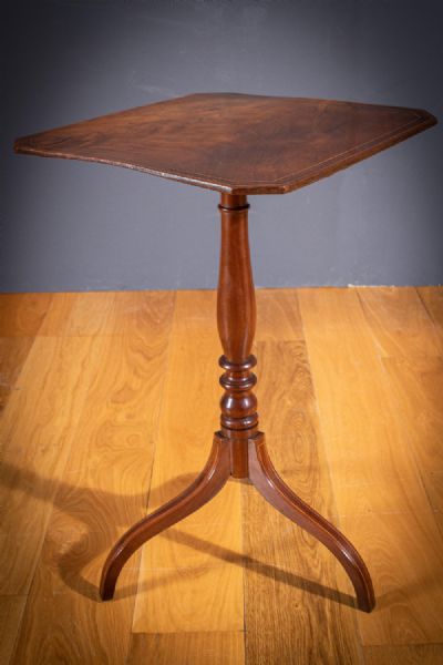 REGENCY MAHOGANY LAMP TABLE WITH TURNED COLUMN at deVeres Auctions