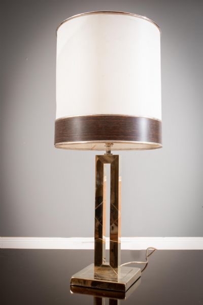 A GILT METAL TABLE LAMP IN THE STYLE OF WILLY RIZZ at deVeres Auctions