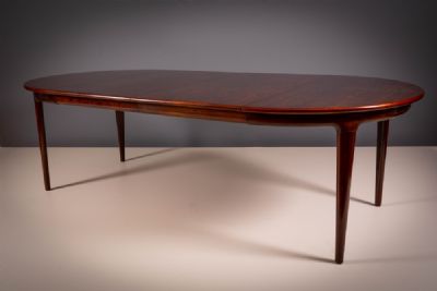 A FINE ROSEWOOD EXTENDING DINING TABLE, DANISH, at deVeres Auctions